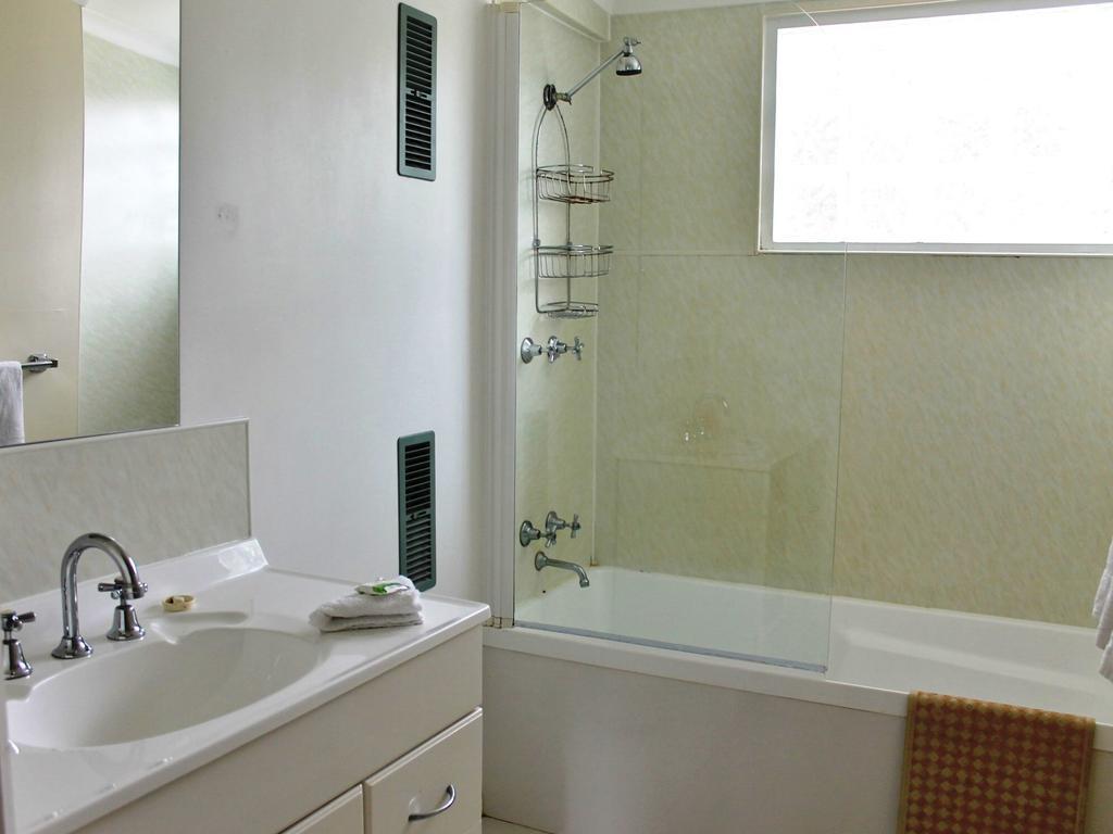 The Blue Shack Villa Coles Bay Room photo